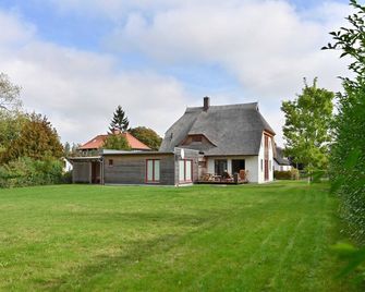Reetdachhaus 'Treibholz' - Wiek - Gebouw