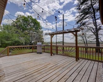 Leon New Listing - Kinston - Balkon