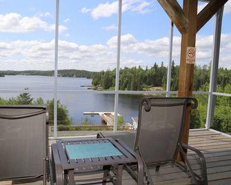 Recently built cabin with a million dollar view - Eagles View - Kenora - Balkón