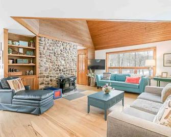 Robust vacation home near nature and ski mountains in the Finger Lakes region! - Naples - Sala de estar