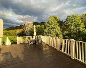 Lodge Hotel H6 · Hotel Resort Condo at Loon Mtn! Amazing amenties! - Lincoln - Balcony