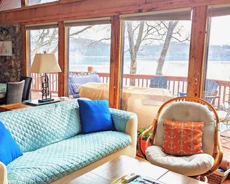 Woodmont Point - Wooded Private Lakefront Retreat with Deep Cove Dock and Great Swimming! - Camdenton - Sala de estar