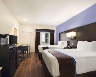 Days Inn & Suites by Wyndham Galveston West/Seawall - Galveston - Bedroom
