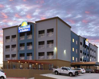 Days Inn & Suites by Wyndham Galveston West/Seawall - Galveston - Building