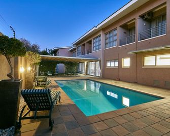 Regent Select Hotel - גאבורון - בריכה