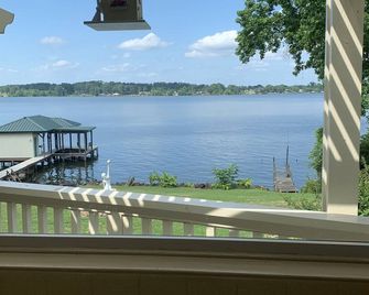 Spacious lakefront home with private dock and 2 living areas. - Chandler - Balcony