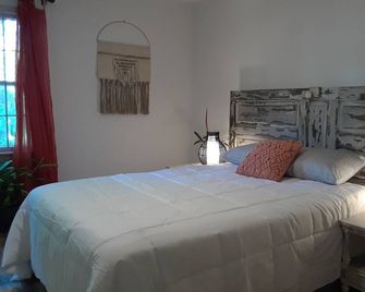 A woodsy suburban gem near Asheville NC - Arden - Спальня