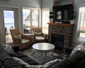 Fantastic, Lake View, Family Friendly, 3 Bdrm Cottage, Just Steps To The Water - Fintry - Living room
