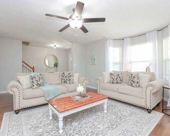 Sojourn Family Home Sleeps 6 - Norfolk - Living room