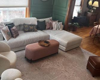 1908 Four Square Marquette- Centrally located w porch, patio, sauna, fire pit - Marquette - Living room