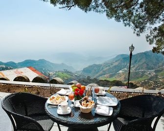 Royal Orchid Fort Resort Mussoorie - Mussoorie - Balcón