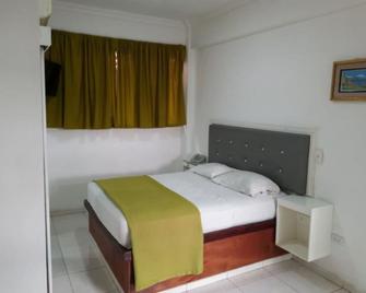 Quiet and comfortable room in the center. B&B # 2 - Santo Domingo - Bedroom