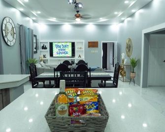 Cozy 2-bedroom house in pleasant May Pen with AC - May Pen - Lobby