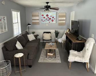 Country Cottage with fenced in backyard - Starkville - Living room