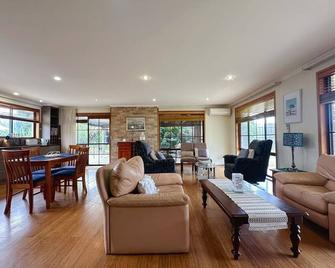 Seven Mile Beach House - 5 minutes to the Airport - Seven Mile Beach