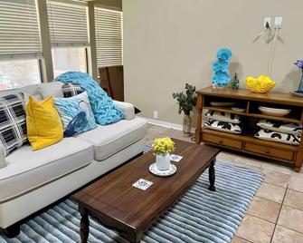 Spacious & Comfortable Home In Early Brownwood Tx - Early - Living room