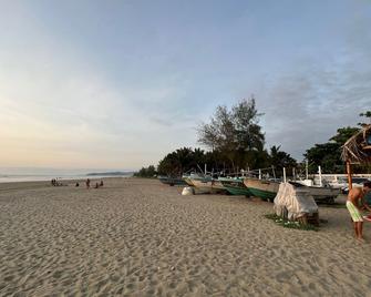 5 min walking to Olon beach and town, gated home complex for 6 guest, pool & BBQ - Olón - Beach