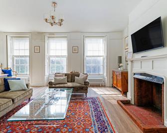 Consorts & Concubines, Opposite Windsor Castle, Castle view, Center of town, 4 Bed Apartment, Sleeps up to 7, Consorts & Concubines - Windsor - Living room