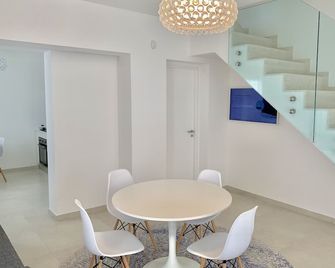Beach house, 10 meters from the beach, relax, history, fans, Beautiful location - Alcamo - Dining room