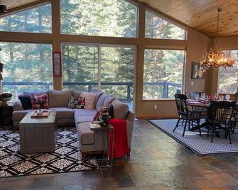 Large Family Home In Quiet Wooded Setting Close To Everything - Meyers - Living room