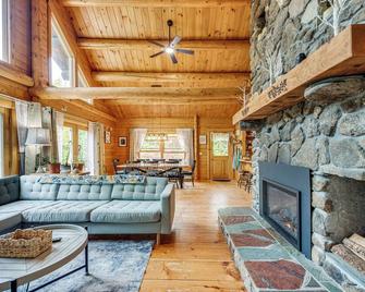 Alexandria Cabin w/ Patio, Grill & Deck - Bristol - Soggiorno