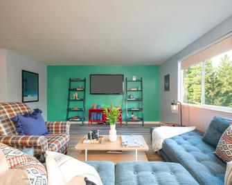 Alpine Bay by Avantstay 5mins To Diamond Peak Skiing w/ Expansive Deck - Incline Village - Living room
