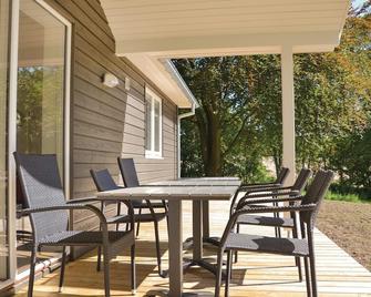 Three-Bedroom Holiday Home In Tikob - Tikøb - Patio