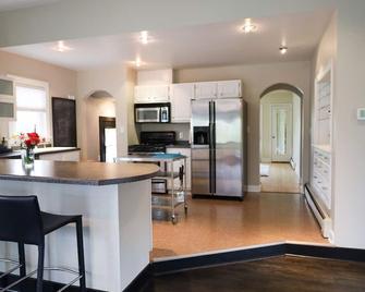 A Block from the Beach! - Marquette - Kitchen