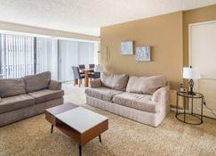 2br Premium Apartment With Gym Parking & Pool By Envitae - Arlington - Wohnzimmer