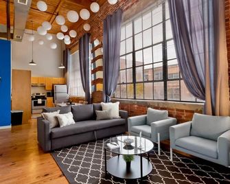 Trifecta Historic Brick 2br Getaway Supe - Durham - Living room