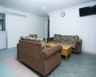 OYO 90820 River Inn - Miri - Obývací pokoj