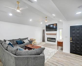 Centrally Located Eagle Pass Home w/ Pool! - Eagle Pass - Obývací pokoj