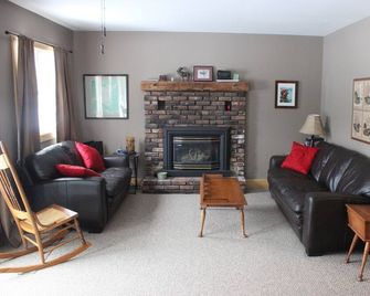 Waterfront House with Private Beach - Ashland - Living room