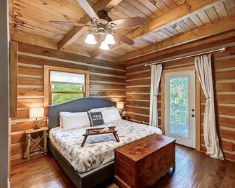 Large Log Cabin Chalet w/ Hot Tub - Horses & Lake! - Loveland - Bedroom