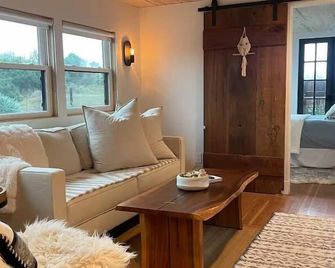 Flora Farm Cottage | Hot Tub, Creek & Fresh Eggs - Arroyo Grande - Wohnzimmer