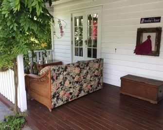 Hewling's Manor - Geraldine