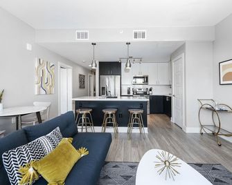 Amli Riverfront Green By Kasa Denver Union Station Apartments - Denver - Living room