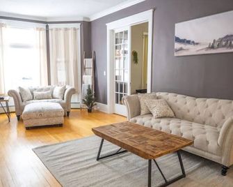 Grand Historic Victorian 4 Bd 4 Ba Gameroom-Arcade - Ironwood - Living room