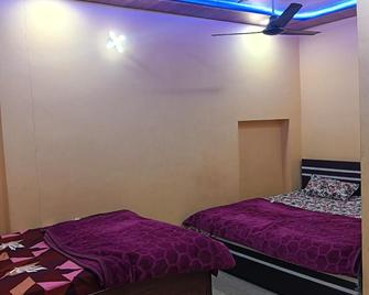 Shri KrishnMohini Home stay - Mathura - Bedroom