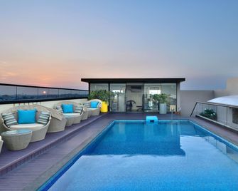 Novotel Jodhpur Iti Circle - Jodhpur - Zwembad