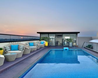 Novotel Jodhpur Iti Circle - Jodhpur - Zwembad