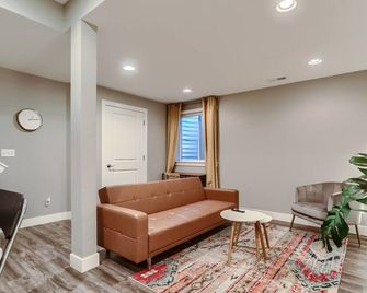 Central Park - 28th Place Apt - Aurora - Stue