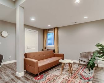 Central Park - 28th Place Apt - Aurora - Soggiorno
