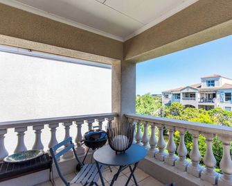 Bougain Villas Balcony Living by Ctha - Century City - Balcón