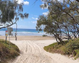 Margaritaville A Quiet Tropical Retreat At Teewah Beach. Birds Bush And Beach. - Noosa North Shore - Beach