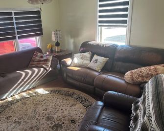Red roof bungalow minutes from Keeneland race course bourbon trail. Hot tub - Versailles - Sala de estar