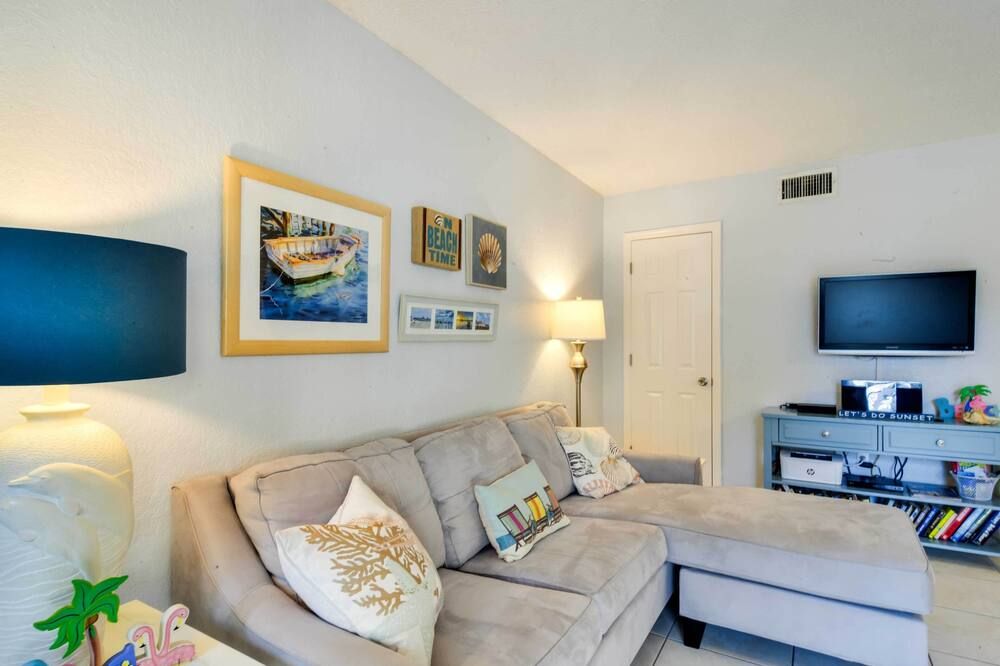 Steps to St. Pete Beach: Condo w/ Pool! - St. Pete Beach - Soggiorno