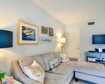 Steps to St Pete Beach Condo with Pool! - Saint Pete Beach - Living room