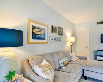 Steps to St. Pete Beach: Condo w/ Pool! - St. Pete Beach - Soggiorno