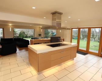 Stunning 6 bedroom 6 bathroom country home with large private indoor heated swimming pool - Banff - Kuchyň
